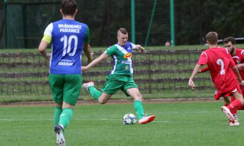Tomasz Niżnikowski (przy piłce) zdobył gola dla Włókniarza Życie Pabianic