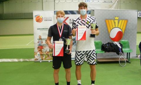 Szymon Kielan (po prawej) został halowym mistrzem Polski seniorów w tenisie Życie Pabianic