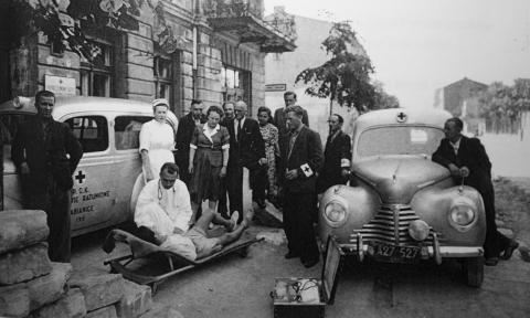 Rok 1950: załogi dwóch karetek pogotowia są gotowe do wyjazdów po Pabianicach