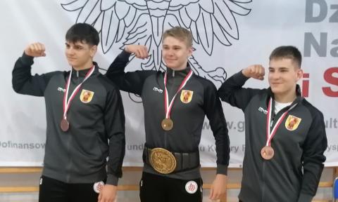 Zapaśnicy PTC z medalami - od lewej: Miłosz Domagała, Artur Pik i Piotr Ludwiczak Życie Pabianic
