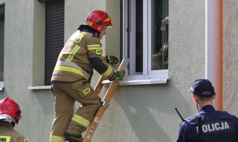 Strażacy weszli do mieszkania przez okno