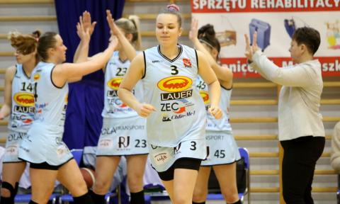 Aleksandra Lorenz (nr 3) okazała się bohaterką w zespole koszykarek Grota Życie Pabianic
