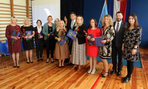 Nauczyciele nagrodzeni podczas Dnia Edukacji Narodowej w SP1 Życie Pabianic