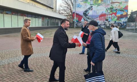 Mieszkańcy dostali flagi z okazji święta Życie Pabianic