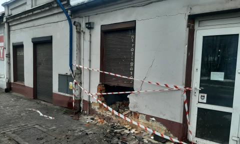 Opel wybił dziurę w budynku przy ul. Kilińskiego