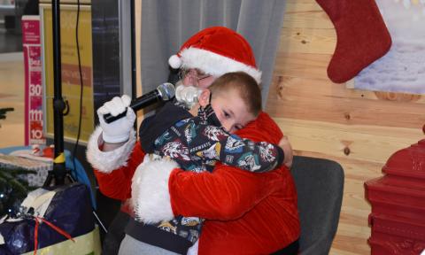 Święty Mikołaj rozdawał prezenty w ramach akcji "Paczuszka dla maluszka" Życie Pabianic