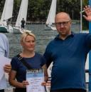 Edyta Grzelak (w środku) i Krzysztof Łazarski (z prawej) zajęli 2. miejsce w regatach Życie Pabianic