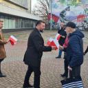 Mieszkańcy dostali flagi z okazji święta Życie Pabianic