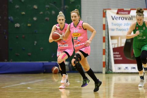 Aleksandra Janiak (z piłką) i Magdalena Grzelak poprowadziły koszykarki Grota do zwycięstwa Życie Pabianic