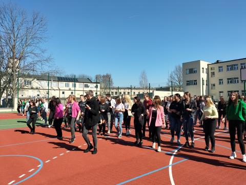 Tańczyli na szkolnym boisku Życie Pabianic
