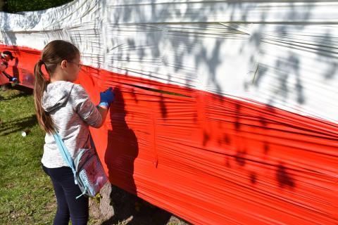 Dzieci i Kruk malują biało-czerwoną flagę Życie Pabianic