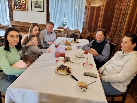 Ksiądz Paweł Kutynia przy stole z gośćmi z Ukrainy Życie Pabianic