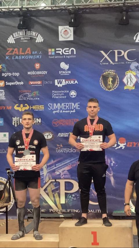 Konrad Brodzki (z prawej) został mistrzem Polski juniorów w trójboju siłowym Życie Pabianic