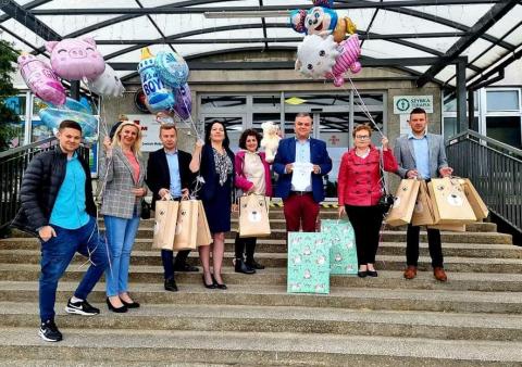 Delegacja radnych przyniosła do szpitala prezenty dla dzieci Życie Pabianic