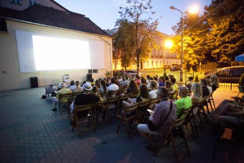 Rusza kino "pod chmurką" dla widzów dorosłych Życie Pabianic