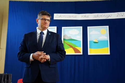 Grzegorz Mackiewicz podczas zakończenia roku szkolnego 2022 Życie Pabianic
