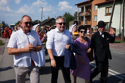 Ulicami Bychlewa przeszedł korowód festiwalu folkowego "POLKA" Życie Pabianic