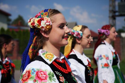Ulicami Bychlewa przeszedł korowód festiwalu folkowego "POLKA" Życie Pabianic