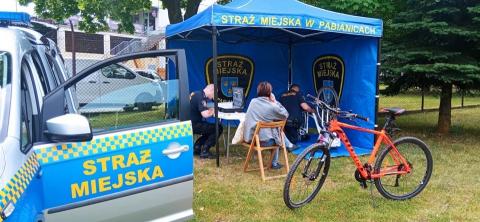 Straż Miejska oznakuje rowery podczas pikniku w Lewitynie