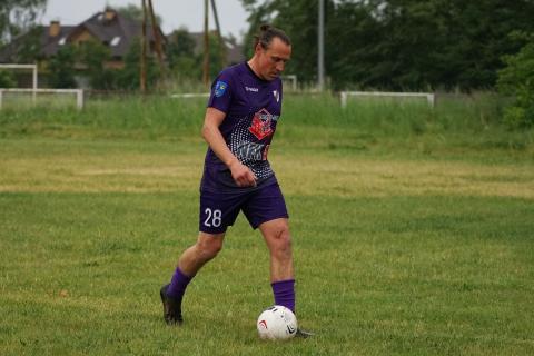 Trener PTC Zdzisław Leszczyński trenował z piłkarzami Życie Pabianic