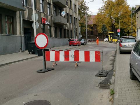 Wylewają asfalt na Warszawskiej. Zmieniła się trasa przejazdu komunikacji miejskiej