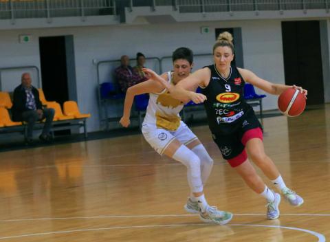 Roksana Schmidt (nr 9) zapewniła koszykarkom Grota zwycięstwo w Olsztynie Życie Pabianic
