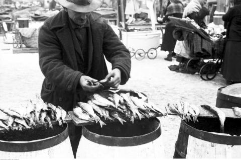 O cenie ryb sprzedawanych na pabianickich targowiskach często rozstrzygała… bijatyka handlarzy