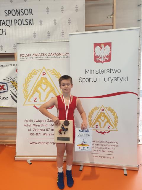 Kordian Świniarski (PTC) został brązowym medalistą mistrzostw Polski młodzików w zapasach Życie Pabianic