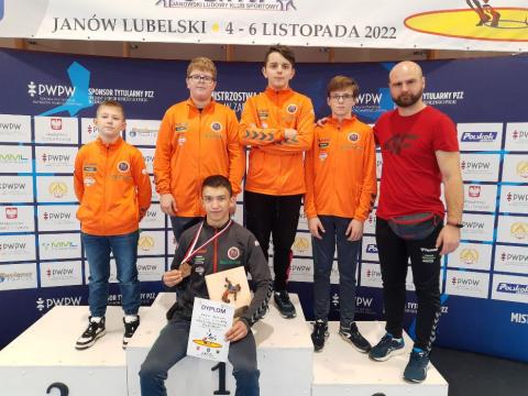 Medalista mistrzostw Polski Tomasz Olejniczak (Nelson Pabianice) w otoczeniu kolegów i trenera Życie Pabianic