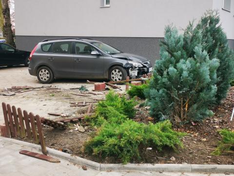 Pijana 39-latka uszkodziła oplem pięć samochodów i skasowała osiedlowy ogródek Życie Pabianic