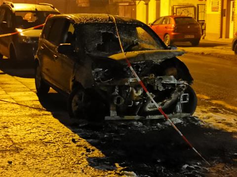 ul. Dąbrowskiego: spłonęły dwa samochody osobowe Życie Pabianic