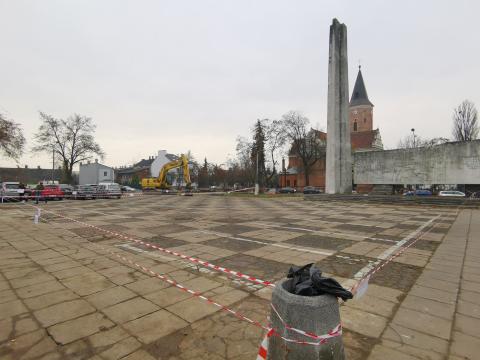 Zaczyna się rozbiórka pomnika na Starym Rynku Życie Pabianic