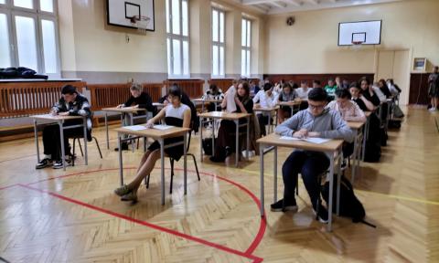 Uczniowie pisali test wiedzy ze znajomości konstytucji Życie Pabianic