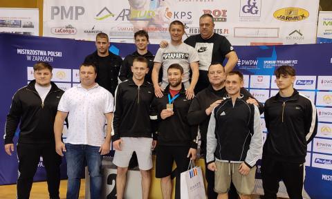Brązowy medalista zapaśniczych mistrzostw Polski, Michał Dybka w otoczeniu kolegów z PTC Życie Pabianic