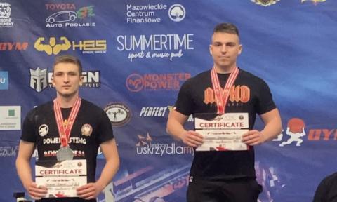 Konrad Brodzki (z prawej) został mistrzem Polski juniorów w trójboju siłowym Życie Pabianic