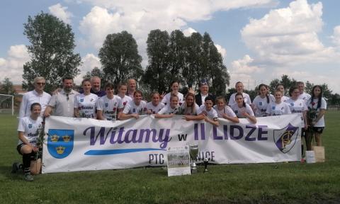 Piłkarki PTC świętowały awans do II ligi Życie Pabianic