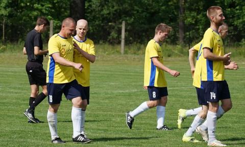 Piłkarze Iskry Dobroń dobrze bawią się w lidze okręgowej Życie Pabianic