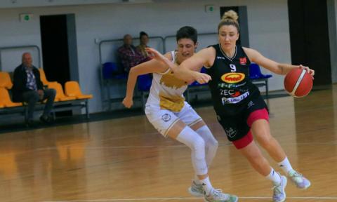 Roksana Schmidt (nr 9) zapewniła koszykarkom Grota zwycięstwo w Olsztynie Życie Pabianic