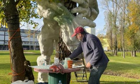 Renowacja Wtulonego w parku rzeźby