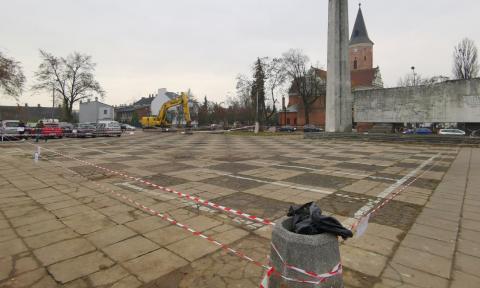 Zaczyna się rozbiórka pomnika na Starym Rynku Życie Pabianic