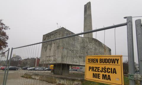 Zaczęła się rozbiórka pomnika w Pabianicach