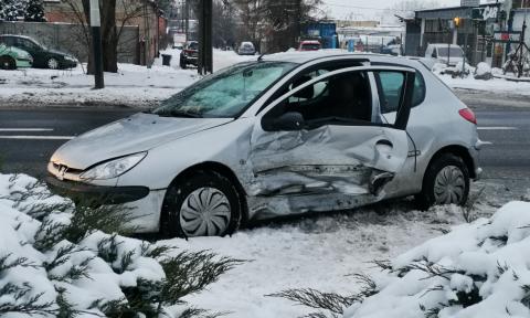 ul. Sikorskiego: BMW uderzyło w peugeota Życie Pabianic