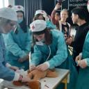 Ordynator Wstrząs, dr Szpula, dr Guzik i siostra Piguła przeprowadzili poważną operację w Zespole Szkół nr 3. Asystowali im uczniowie