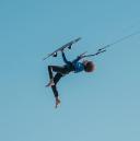Janek potrafi latać 30 metrów nad falami. Do szczęścia potrzebny mu wiatr
