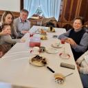 Ksiądz Paweł Kutynia przy stole z gośćmi z Ukrainy Życie Pabianic