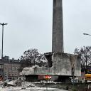 Burzenie pomnika w Pabianicach