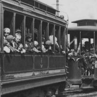 Największą radochą podczas Tygodnia Dziecka w Pabianicach była jazda samochodem albo tramwajem