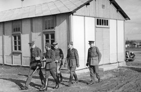 Długie drewniane budynki były darem zachodnich aliantów. Podczas wojny stacjonowali w nich brytyjscy, polscy i amerykańscy żołnierze.