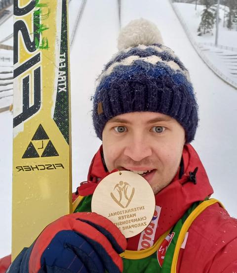 Radny miejski wicemistrzem świata weteranów  w skokach narciarskich Życie Pabianic  