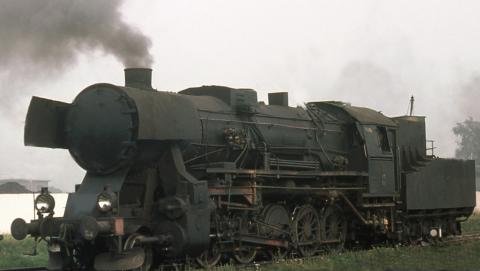 Do niemieckiej lokomotywy podłączono rury – z wodą i parą. Dzięki temu opalany węglem kocioł „ciuchci” ogrzewał pół zakładu. Kiełbasa była uratowana!